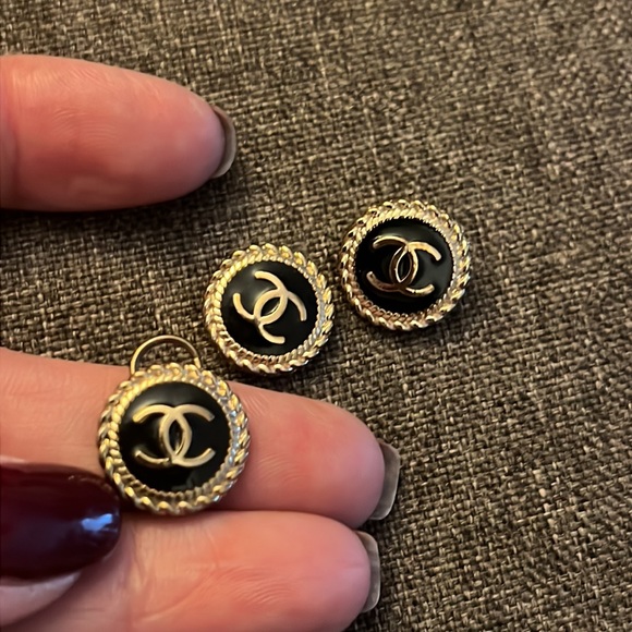 CHANEL GOLD & BLACK ENAMELED EARRINGS & PENDANT SET - Picture 5 of 5